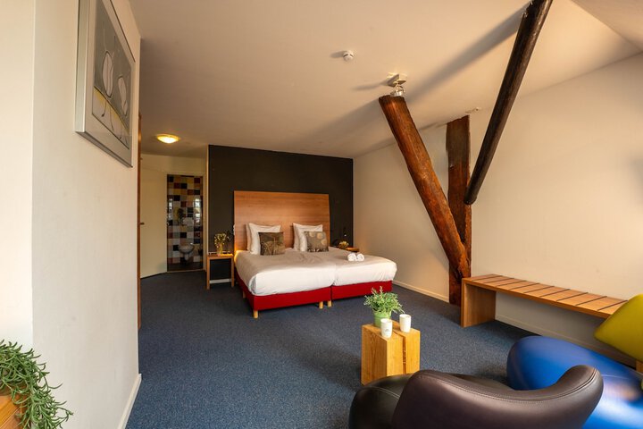 Room 34 of 110