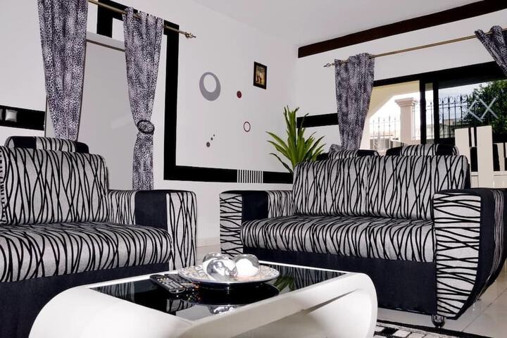 Lounge 14 of 16