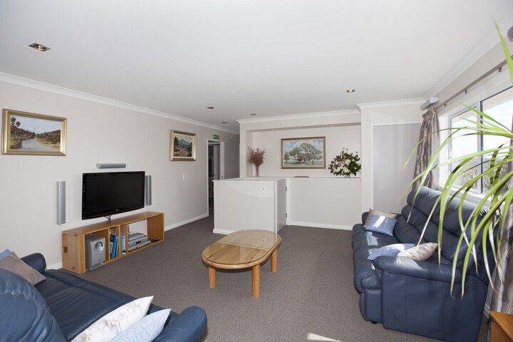 Lounge 19 of 28