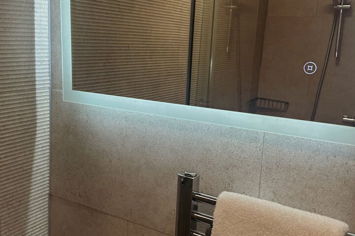 Room 105 of 160