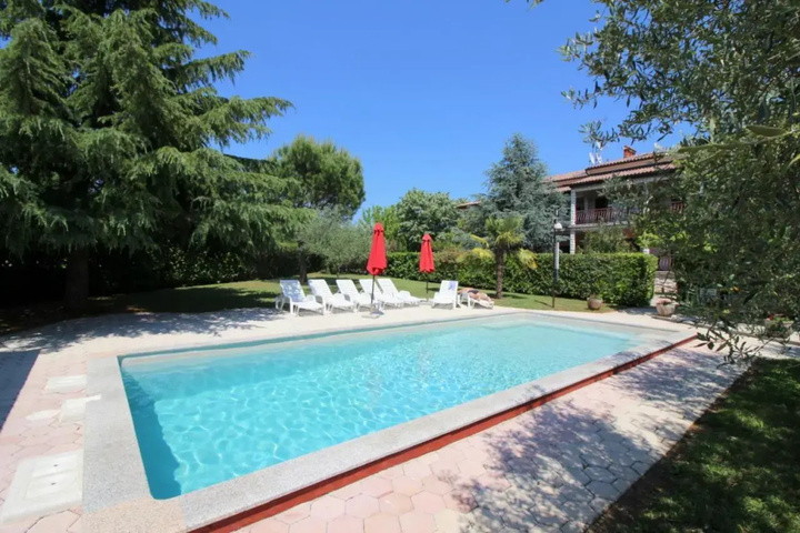 Pool 9 of 13