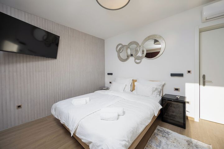 Room 33 of 169