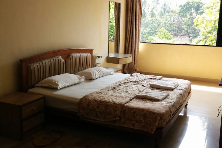 Room 9 of 33