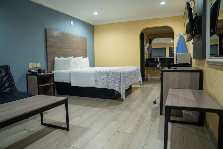 1 King Bed Accessible (5 of 7)