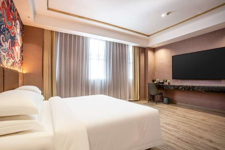 Room 32 of 84