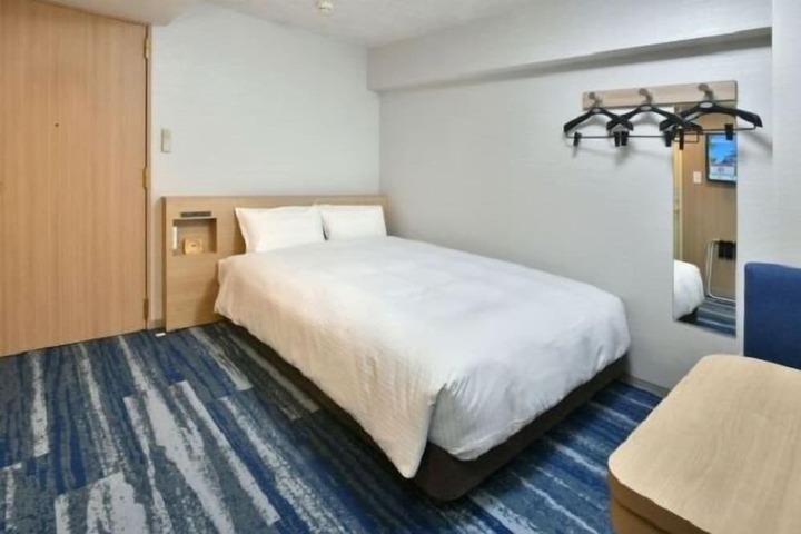 Room 8 of 16