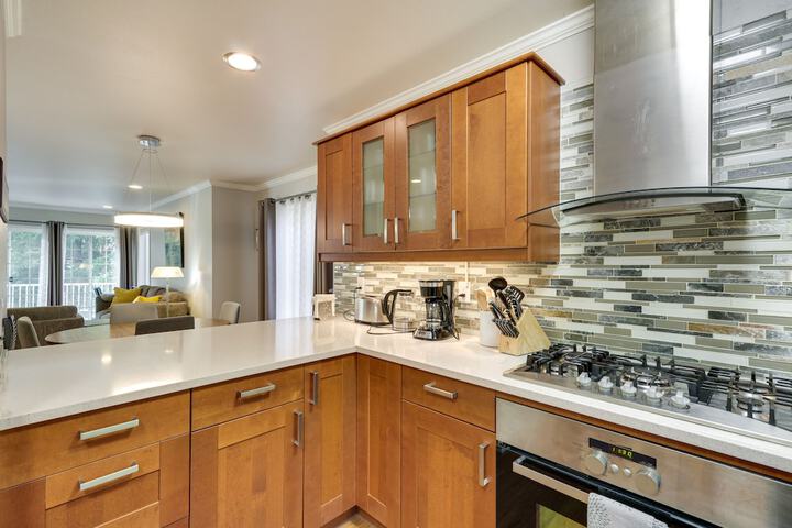 Lake Oswego Home w / Deck 9 Mi to Downtown Portland