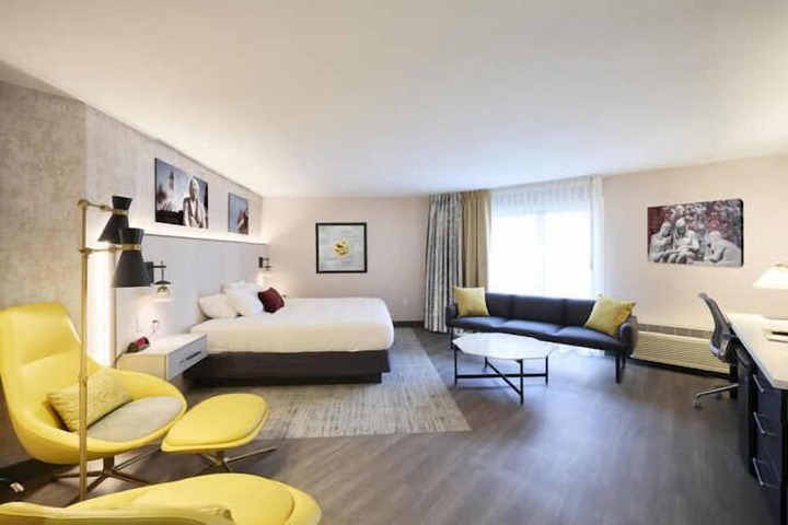 Executive King Bed (4 of 8)