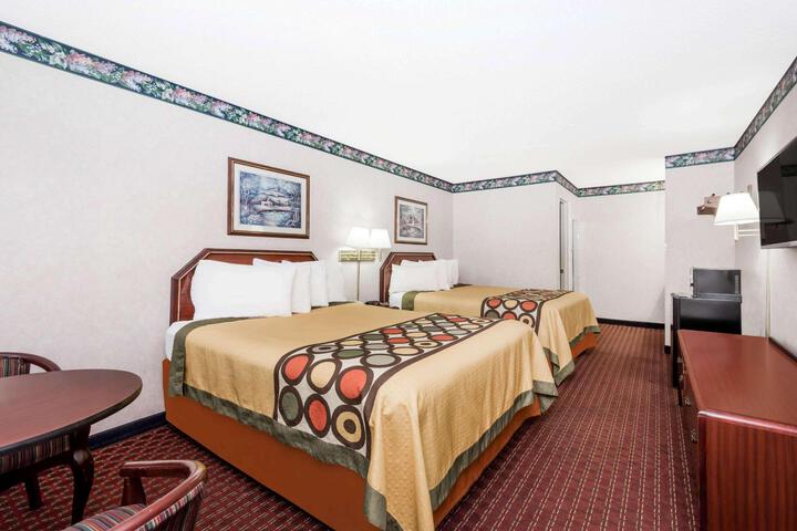 2 Queen Beds (1 of 3)