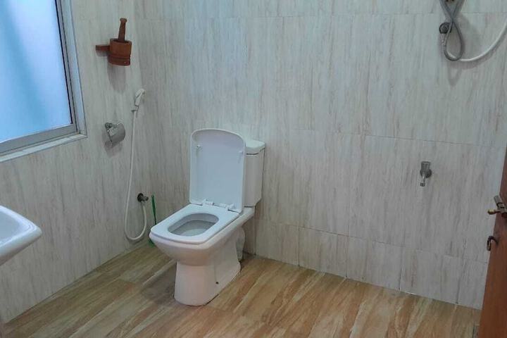 Room 4 of 9
