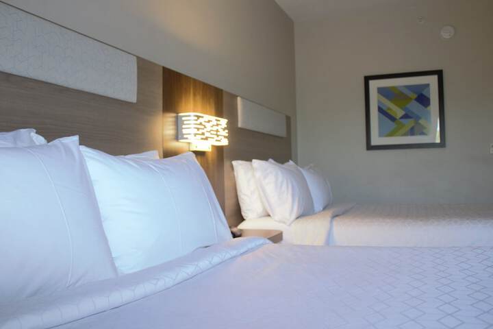 2 Queen Beds (10 of 10)
