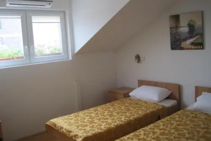 Room 5 of 11