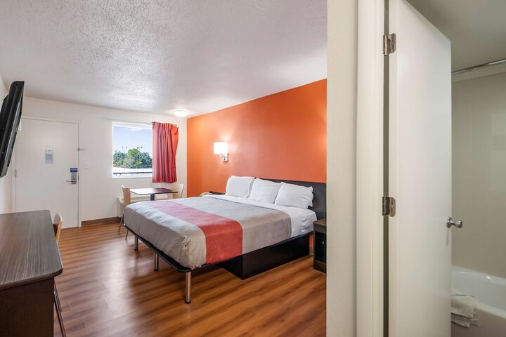 1 King Bed (2 of 15)