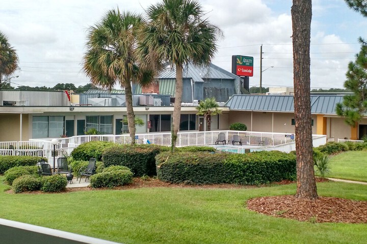 Hotel Exterior 52 of 55