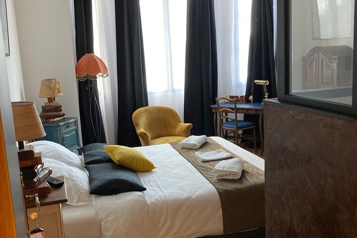 Room 7 of 16
