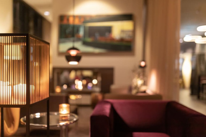 Lounge 44 of 53