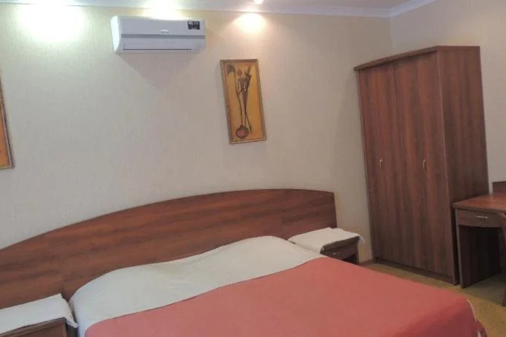 Room 6 of 10
