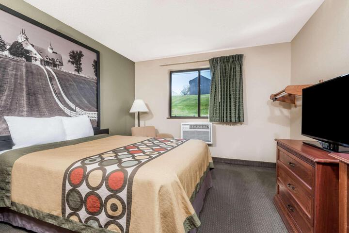 1 Queen Bed (13 of 13)