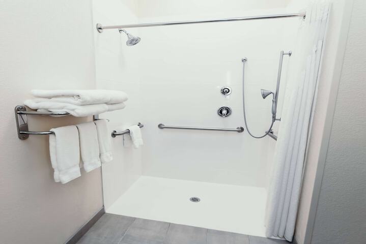 1 King Bed Mobility Accessible Bathtub with Grab Bars (19 of 22)
