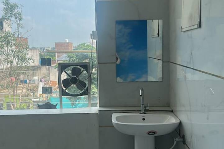 Room 13 of 36