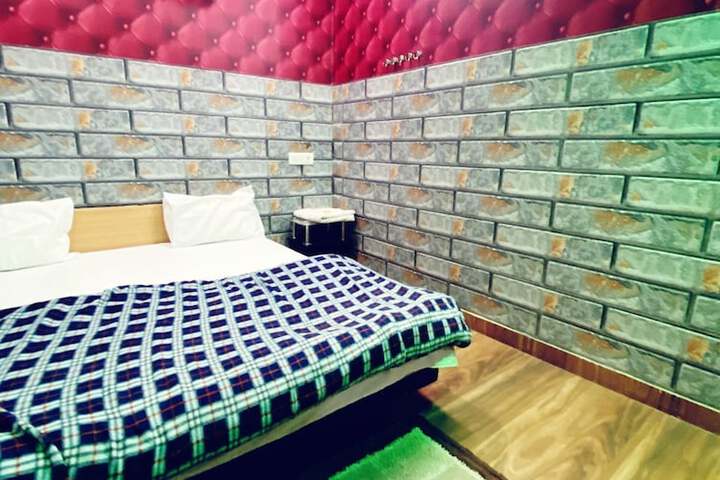 Room 6 of 17