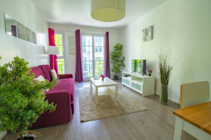 Lounge 7 of 11