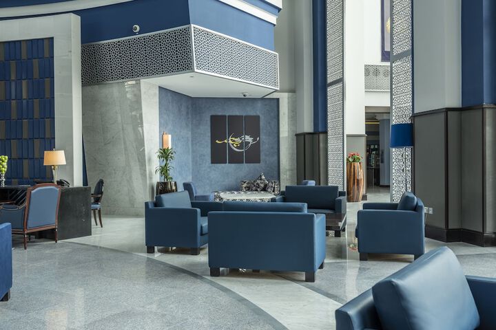 Lounge 74 of 81