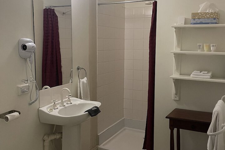 Room 28 of 33