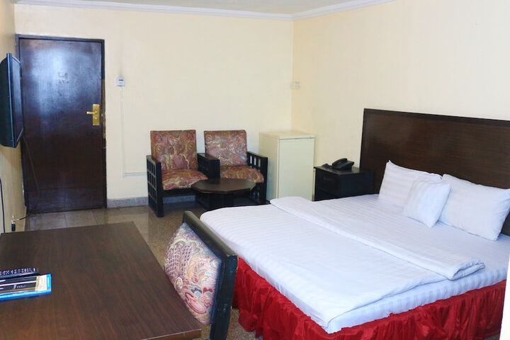 Room 9 of 32
