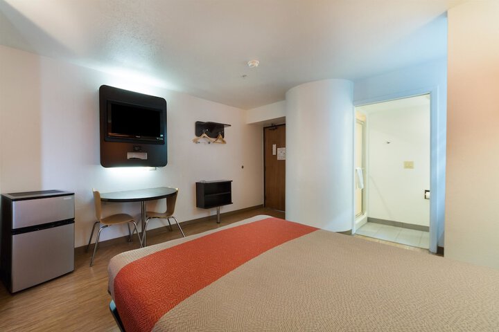 1 Queen Bed (3 of 8)
