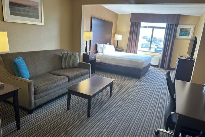1 King Bed Mobility Hearing Accessible Room Roll in Shower Non-Smokinga (4 of 22)