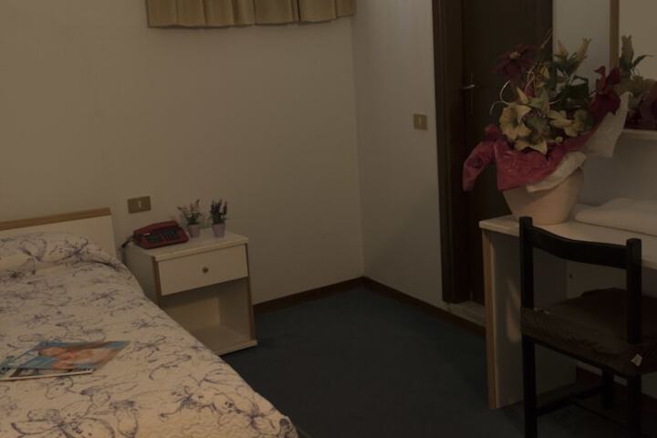 Room 4 of 36