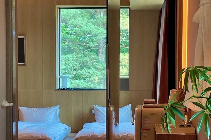 Room 42 of 85
