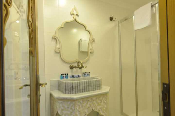 Room 8 of 18