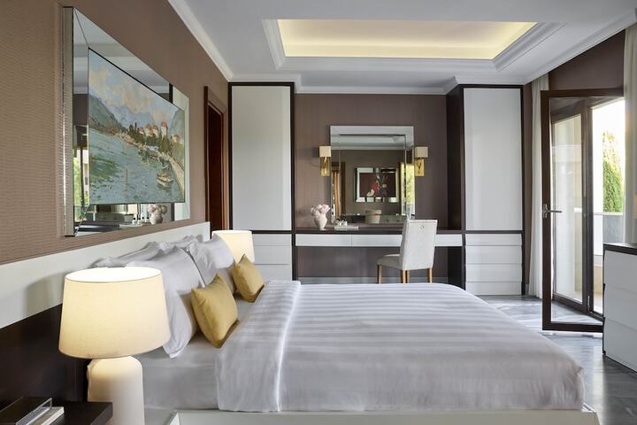 Room 34 of 400