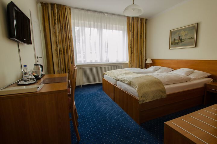 Room 3 of 32