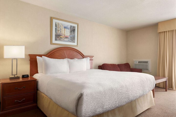 1 King Bed (4 of 7)