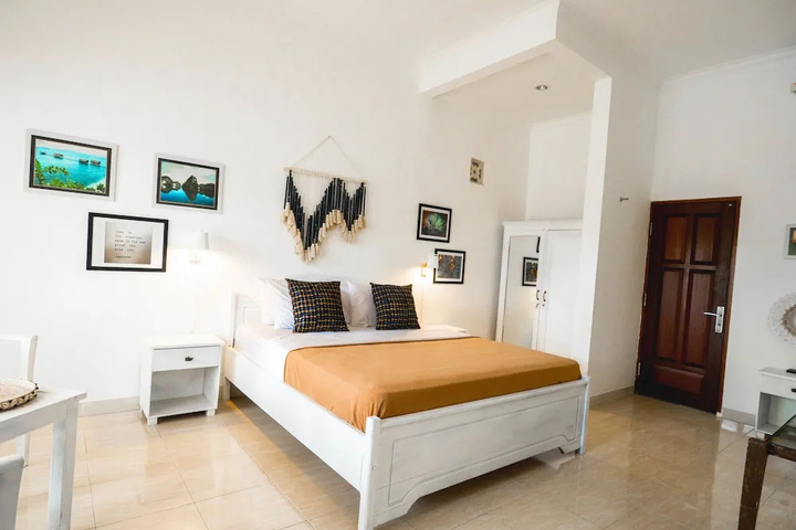 Room 10 of 14