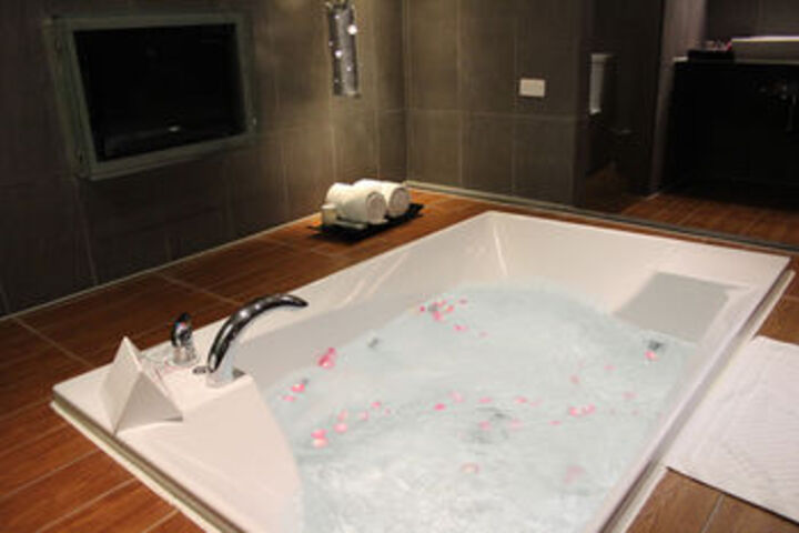 Hot Tub 103 of 118