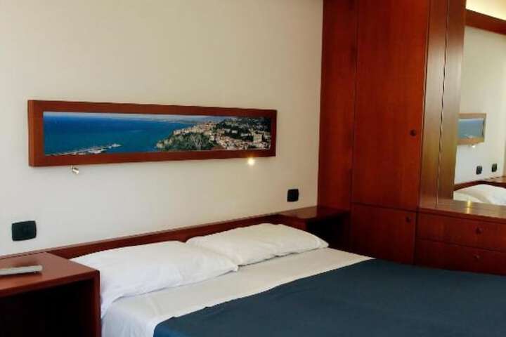 Room 9 of 37