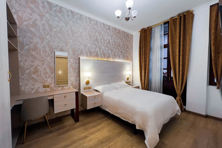 Room 10 of 90