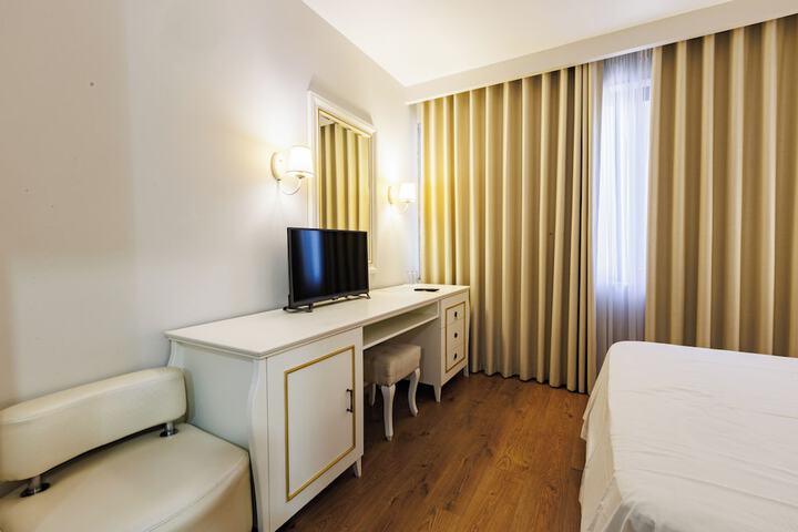 Room 9 of 14