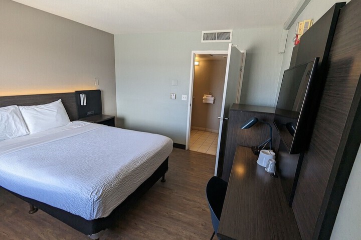Room 53 of 99
