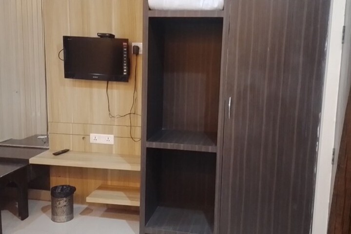 Room 9 of 17