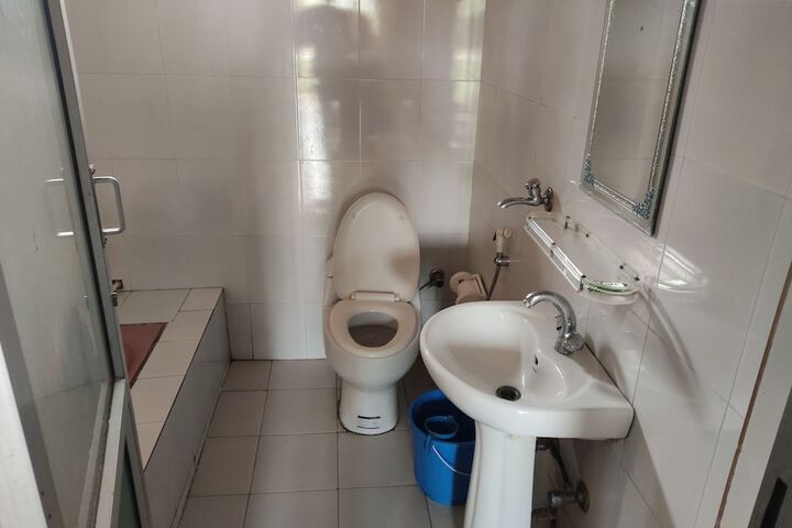 Room 7 of 12