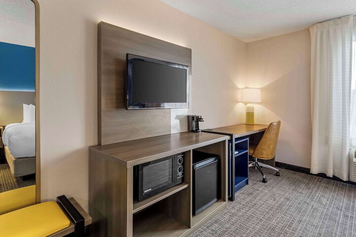 1 Queen Bed (1 of 9)