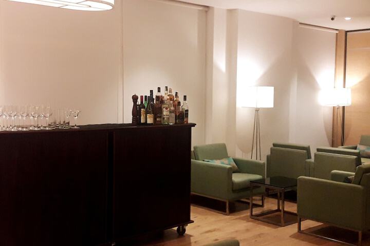 Lounge 35 of 59