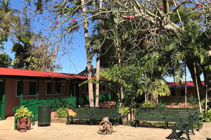 Hotel Exterior 33 of 39