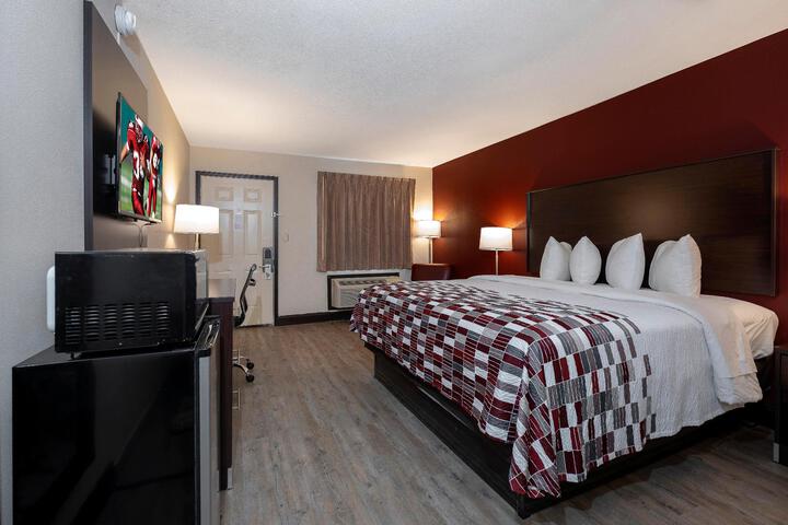 Deluxe King Bed (1 of 14)