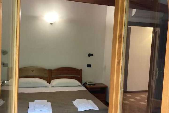 Room 10 of 28